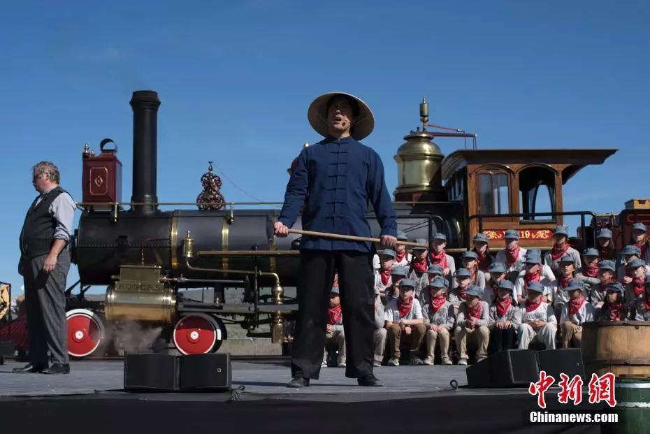 美国“金钉节”纪念活动多个环节致敬铁路华工：打扮成华工的演员在舞台上表演