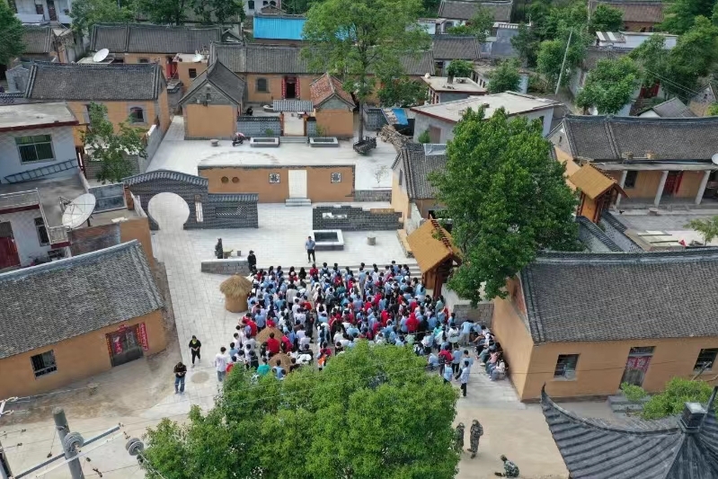 河南省许昌市中小学生在国家古村落---南召县县崔庄乡粮食川村民宿开展研学活动。