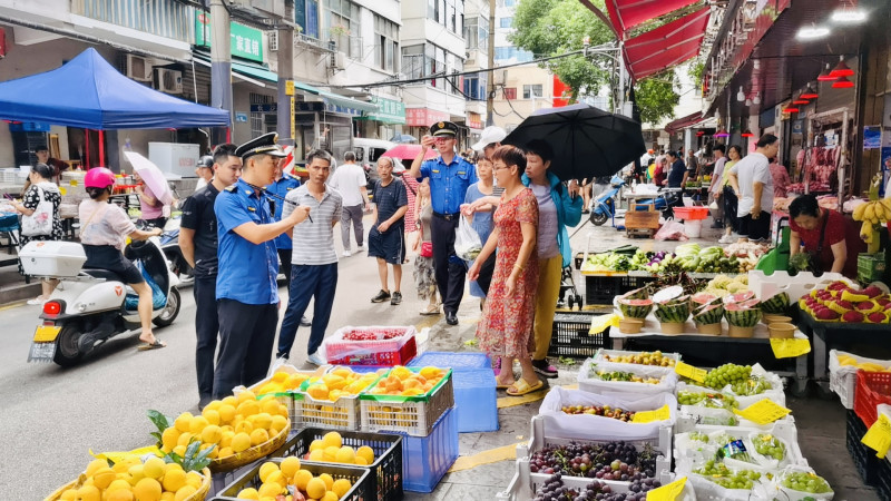 整治之前，学宫街上门店把商品不仅摆满人行道，还挤占到马路上。