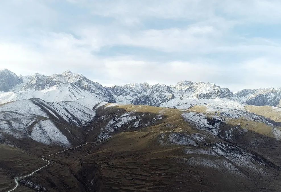 甘孜的甘孜，一座被雪山环绕的公园城市！