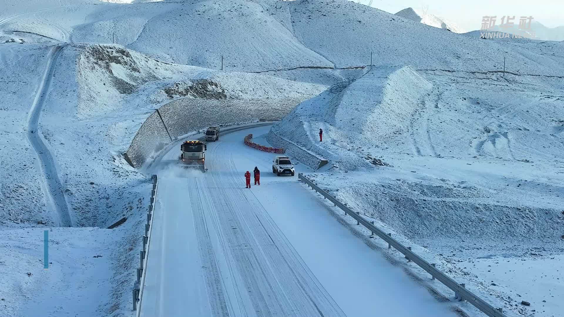 甘肃酒泉：除雪破冰保畅通