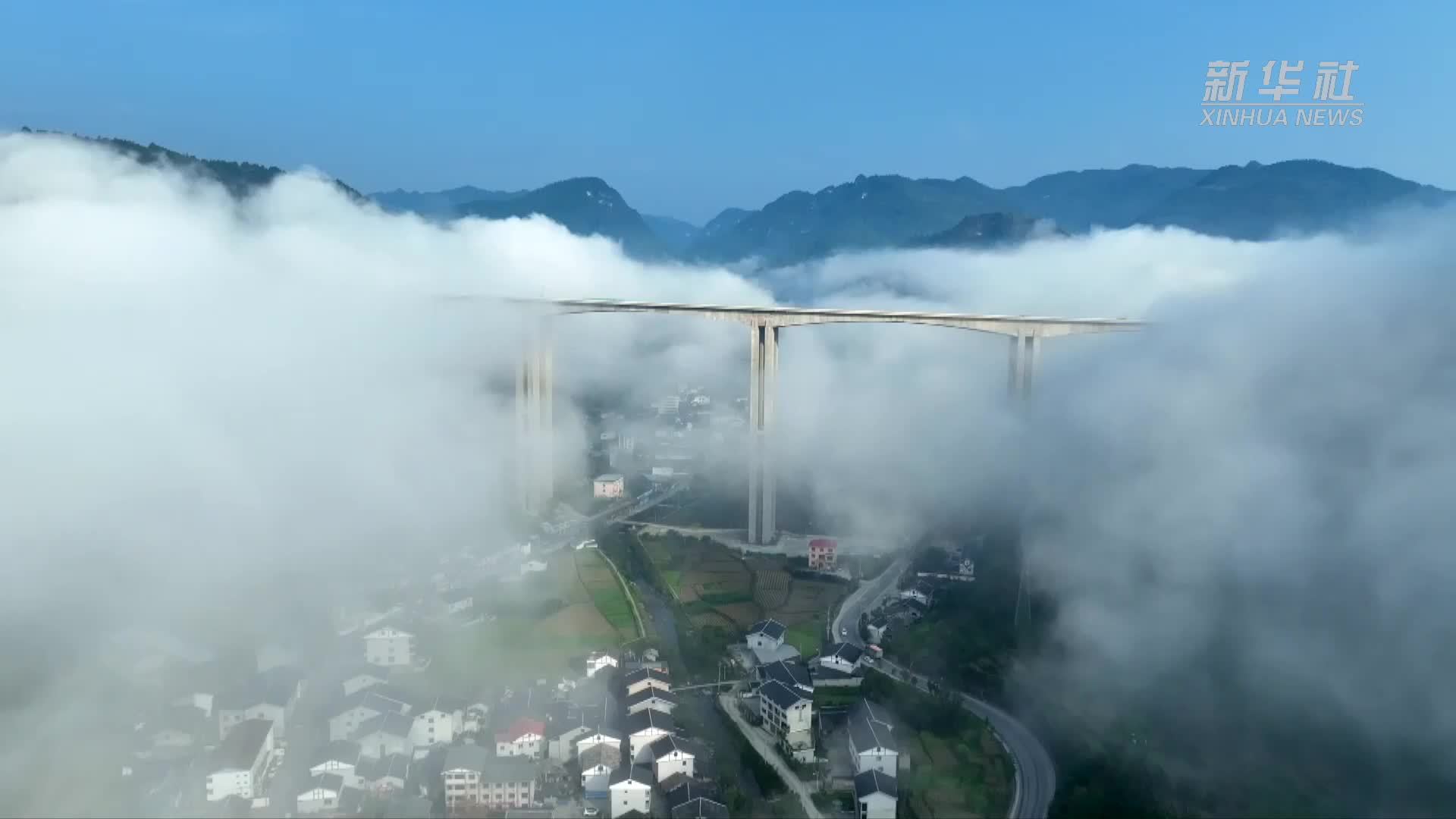 景色如画!贵州桐梓至新蒲高速出现云雾景观_凤凰网视频_凤凰网