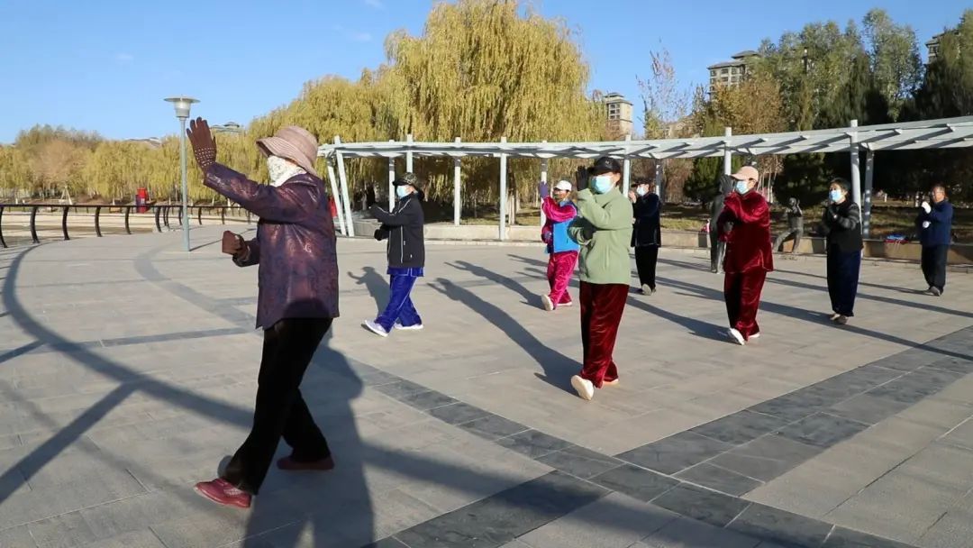 △市民在龙首湖公园打太极