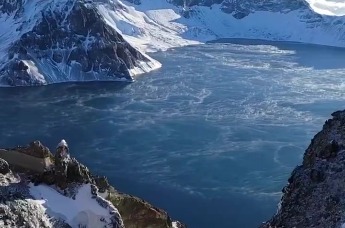 长白山天池冬日盛景：烟波浩渺 水天一色