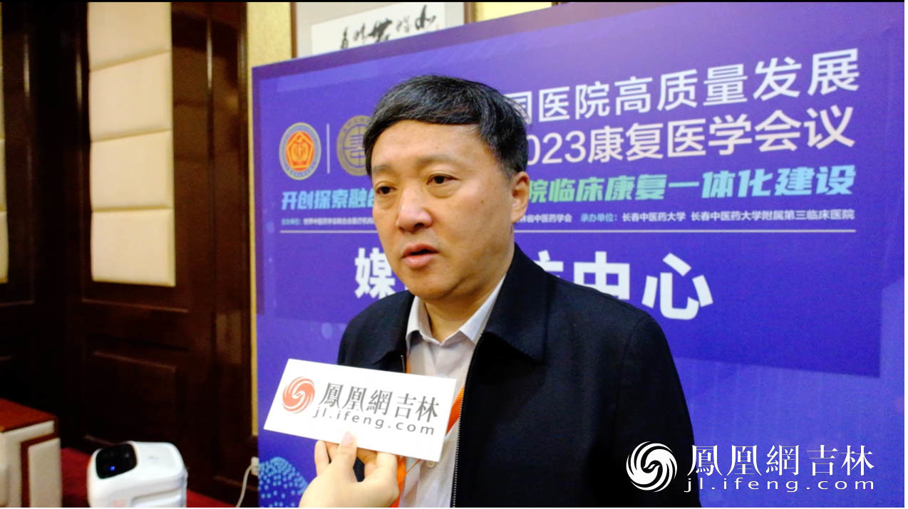 世界中联医疗机构管理专业委员会常务副会长陈伟接受采访。