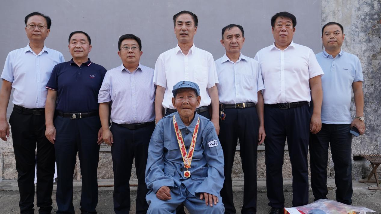 上图：梁山县97岁抗日老兵王维连