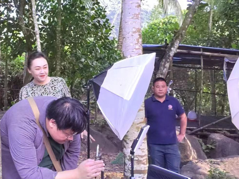 凤凰网海南董事长刘丽一行考察吉阳区罗蓬村  助推乡村电商发展