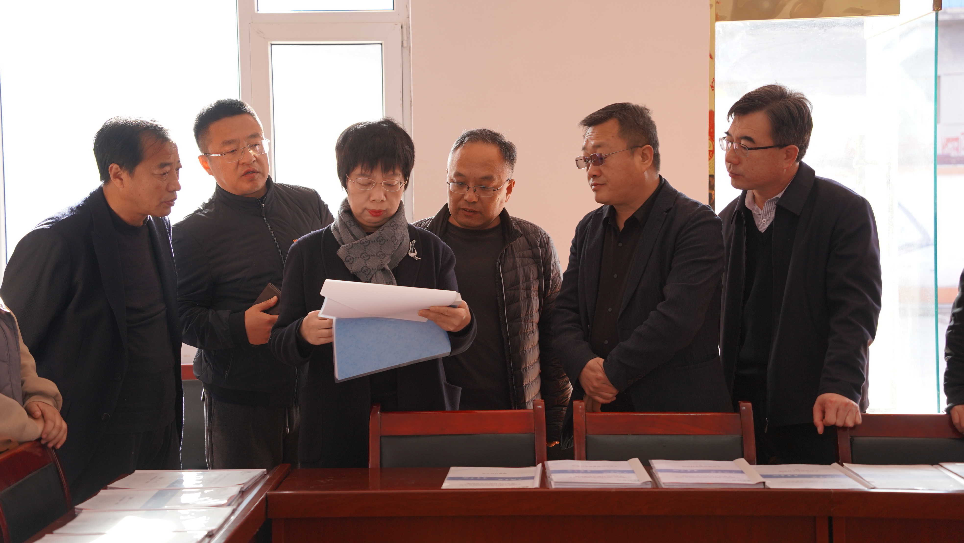 图为隰县县委书记李俊平（左三）深入午城镇午城村调研巩固衔接工作