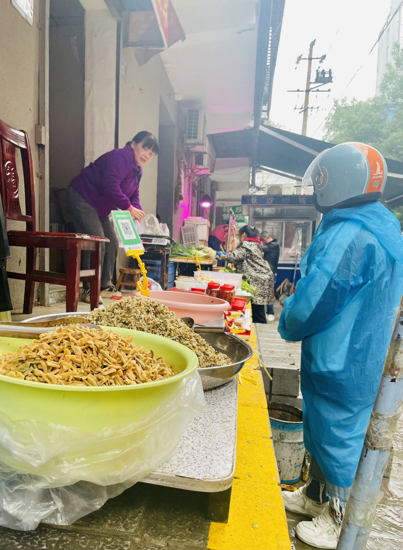 门店商品摆在黄线内经营守规矩。