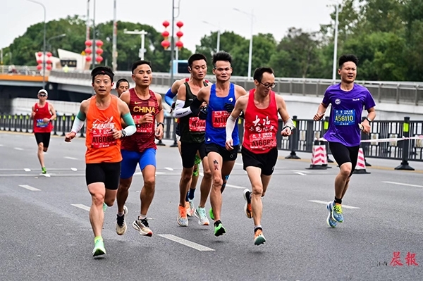 选手们在比赛中奔跑。