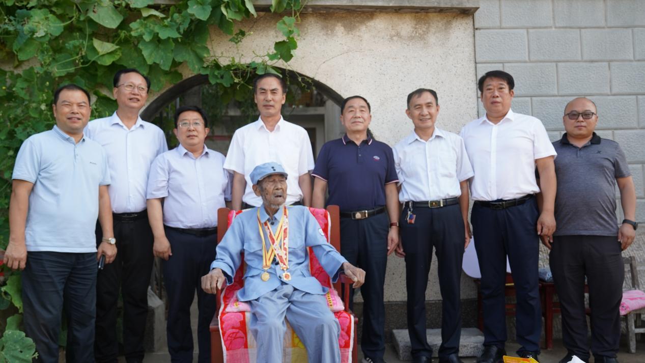 上图：梁山县99岁抗日老兵刘仰大