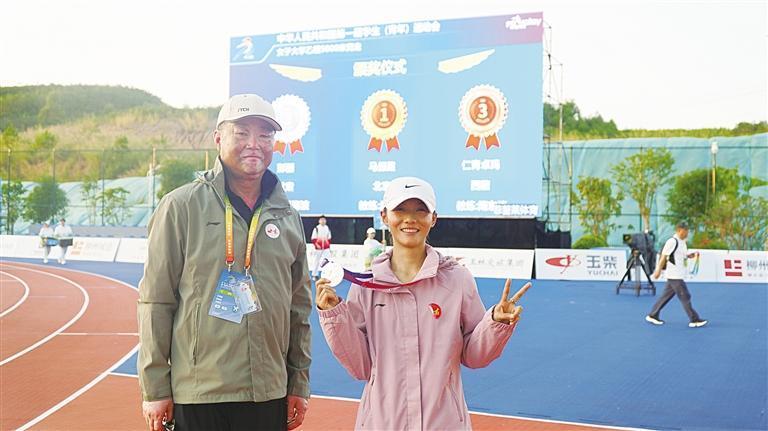彭丽（右）和教练王海波（左）