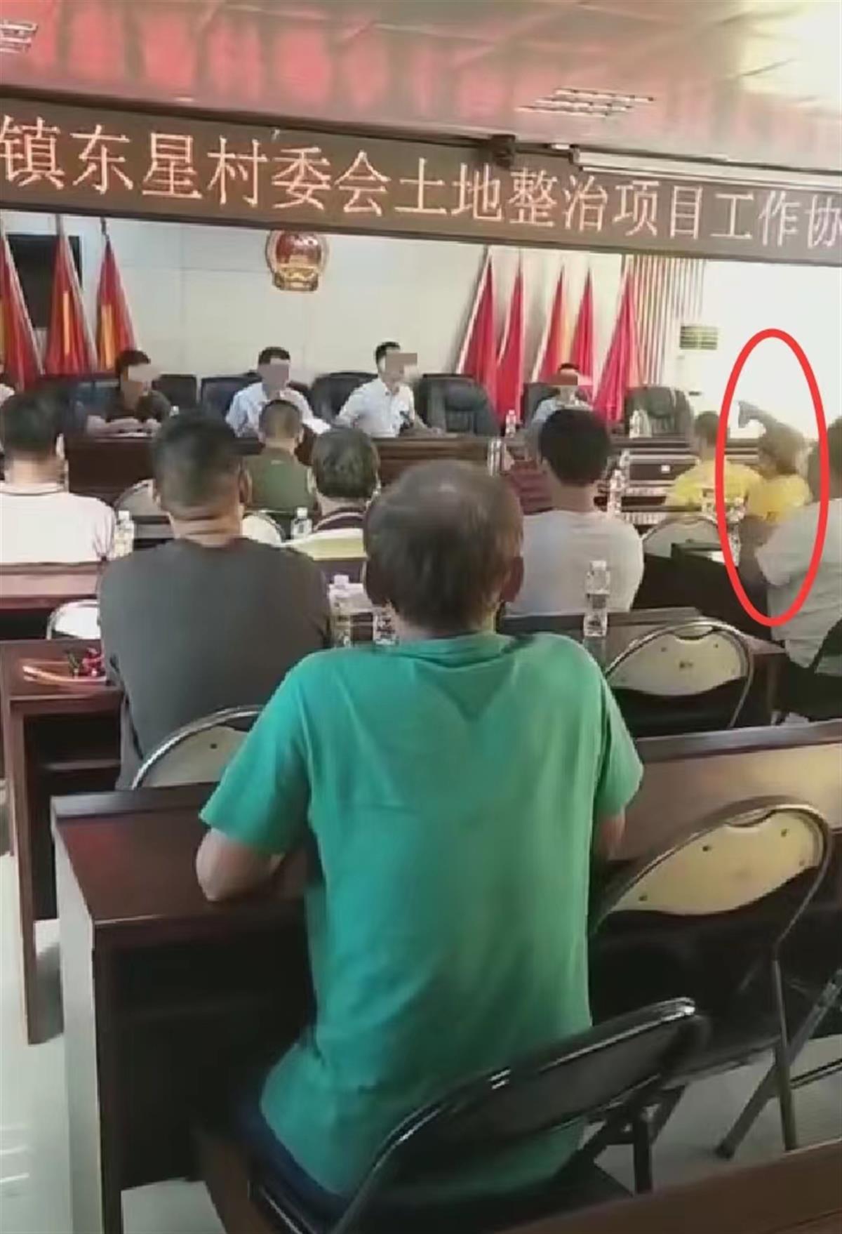 镇长开会砸水瓶后村民拍桌回怼,当地回应_凤凰网
