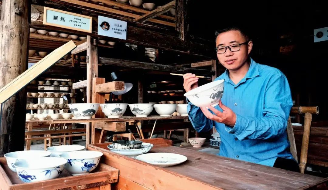 非遗传承人孙立新正在明清窑作工坊作画。图/李贤娜