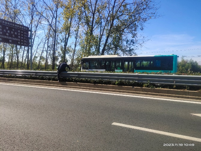 【公交驾驶员翻越护栏反回取第二罐灭火器】