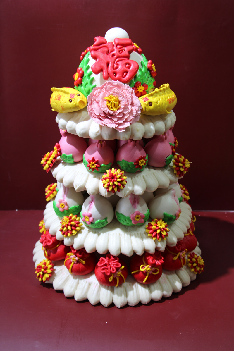 11月16日，孙建军制作的手工花式面花。