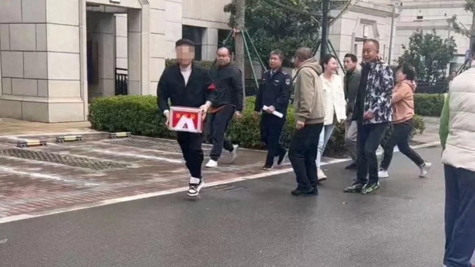 粗暴抢夺业主大会票箱，谁给了“胡来”的勇气？_凤凰网