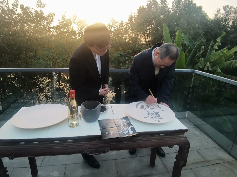 赤松秀一(左)与江西首批文化使者,旅日书法家熊峰共同书写"联接"二字