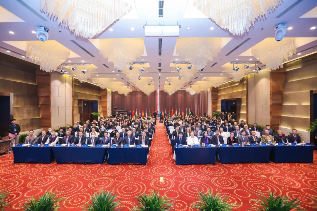 现场合影本次论坛邀请到近30位国外专家,50多位兄弟院校特邀专家,以及