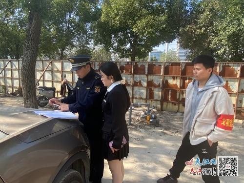 执法人员对“赣江渔宴”下达责令整改通知书