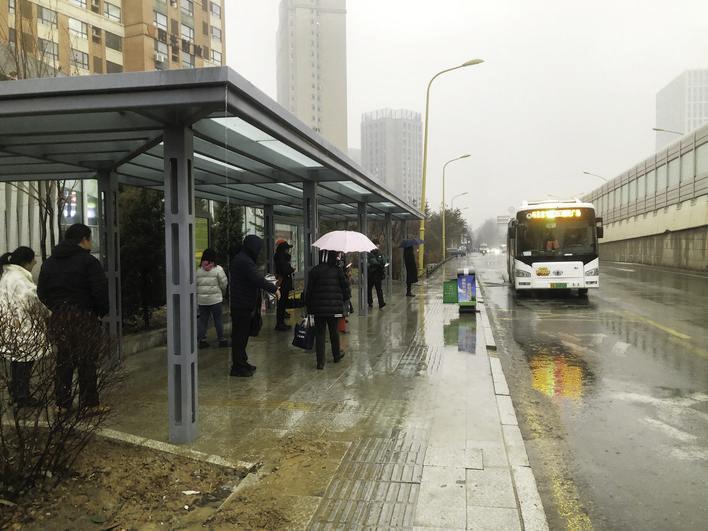 公共交通换乘风雨连廊让市民出行更惬意。 丁莉 摄