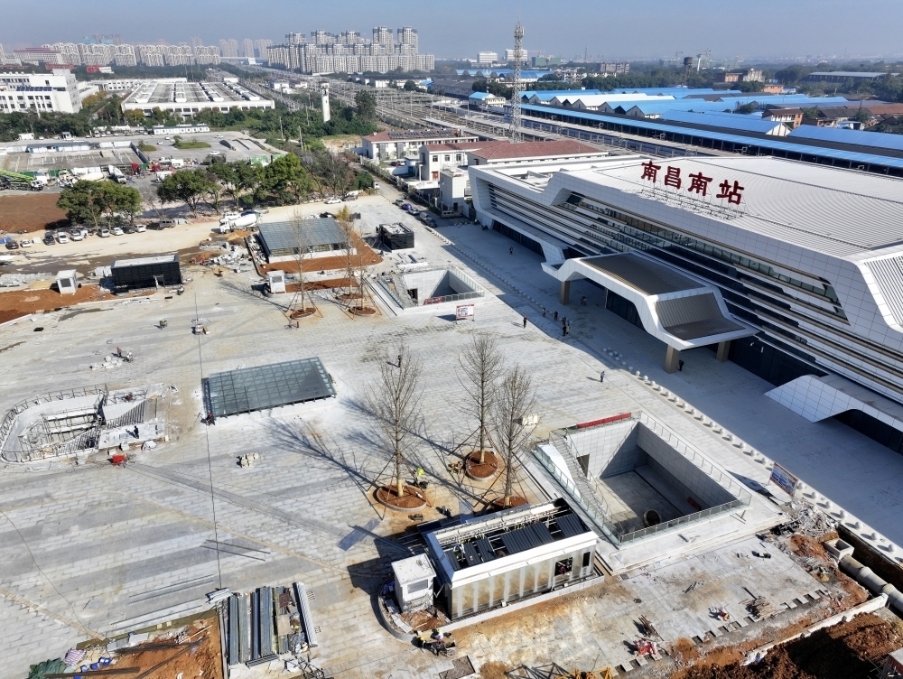 南昌南站站前广场铺装进度完成90图