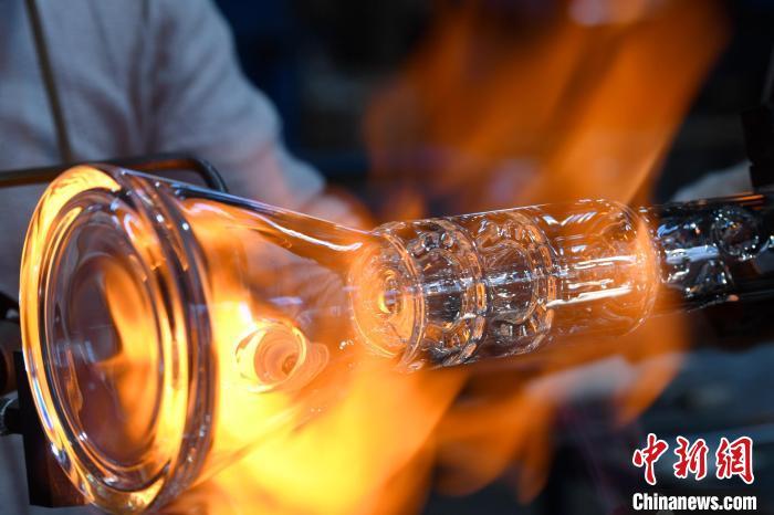 11月24日,工人正在烧制玻璃制品.苗凤强 摄