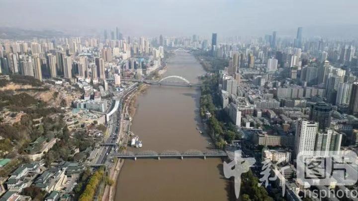 11月21日，航拍冬日黄河甘肃兰州段。(无人机照片) 中新社记者 九美旦增 摄