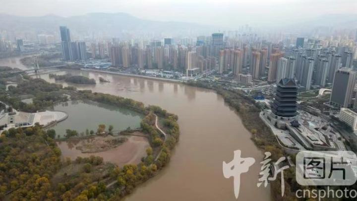11月21日，航拍冬日黄河甘肃兰州段。(无人机照片) 中新社记者 九美旦增 摄