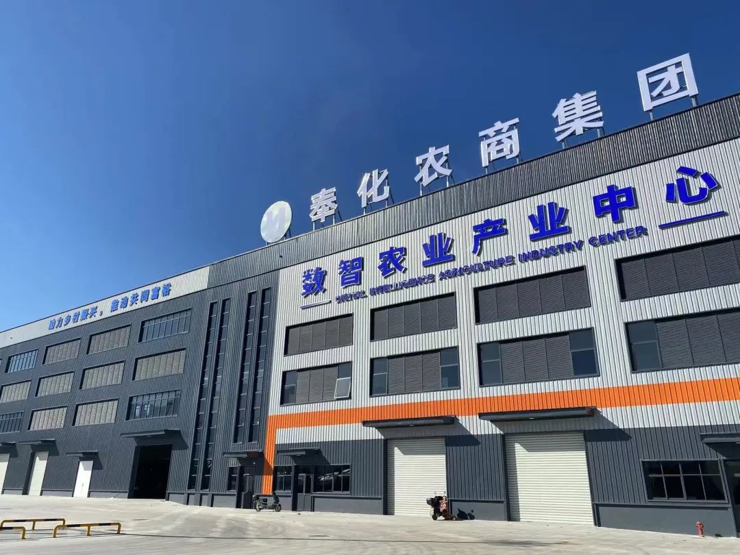 今天上午,记者在现场看到,卡车停稳就位后,仓中储存的烘干完毕的粮食