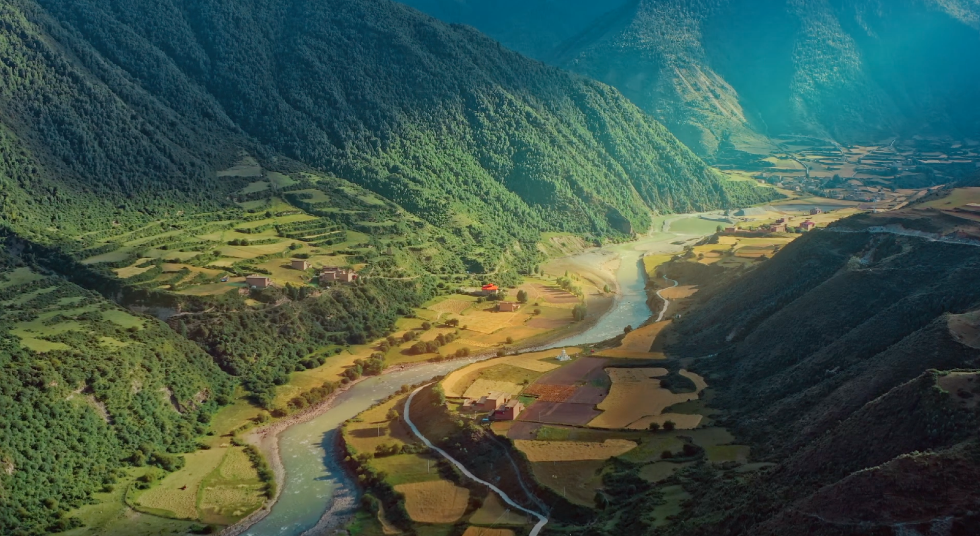 图片截取自凤凰网旅游文旅纪录片《探秘丝路甘孜·解码川西秘境》