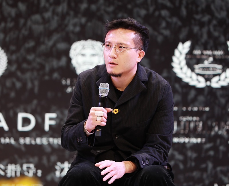 李旭在首映仪式上分享电影拍摄过程 安峰摄