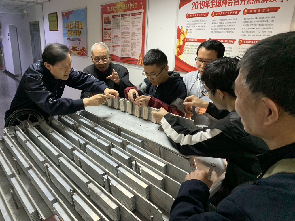 段宝岩院士与20所王均阳研究员引导学生开展科研探讨