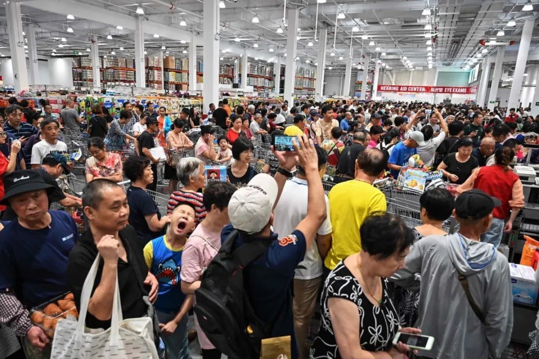 ▲ 2019年8月，美国最大的连锁会员制仓储量贩店开市客（Costco）在中国大陆的首家门店于上海闵行区正式开业，热情的消费者大排长龙。