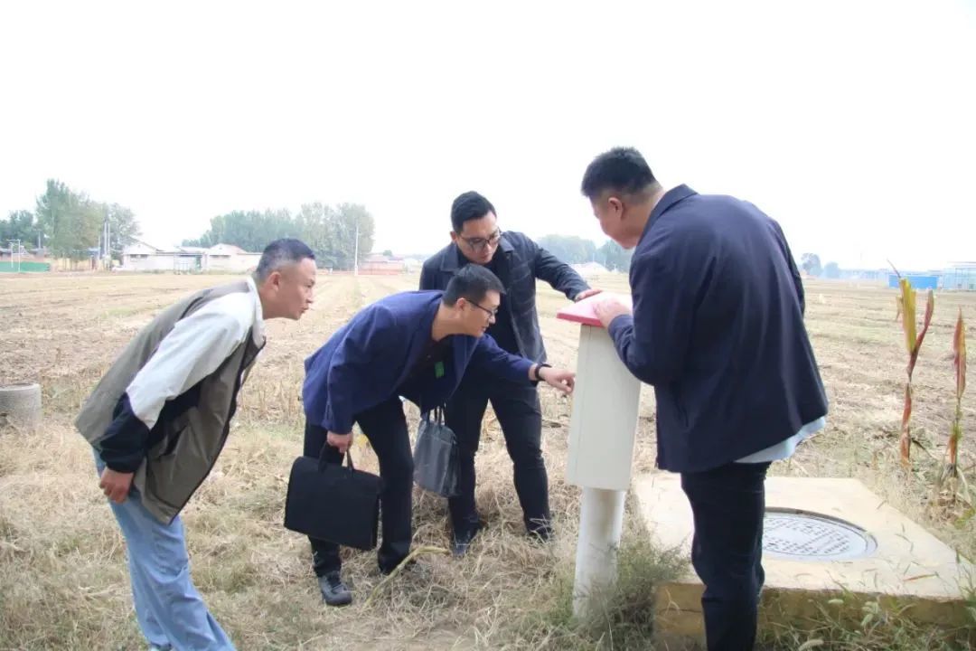 聊城市委将村(社区)巡察工作纳入巡察工作规划和年度计划,采取直接巡、一体巡、巡乡带村等方式,提升对村(社区)巡察的工作质效。图为该市巡察机构工作人员下沉一线查看高标准农田水利设施修缮、使用情况。(刘肖杉 摄)