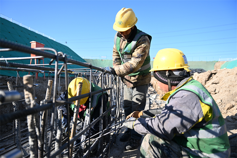 11月24日，中铁四局工人在雄忻高铁雄安新区地下段项目建设现场施工。新华社记者 牟宇 摄