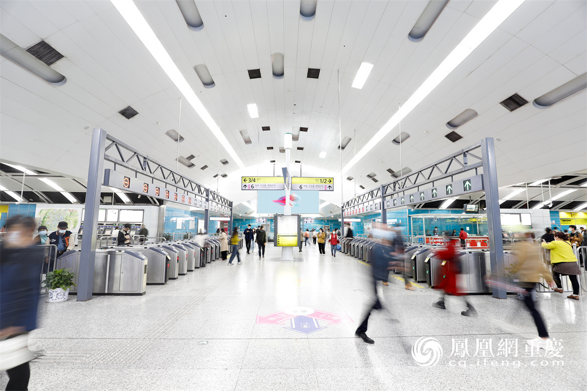 繁忙的重庆轨道交通6号线红旗河沟站