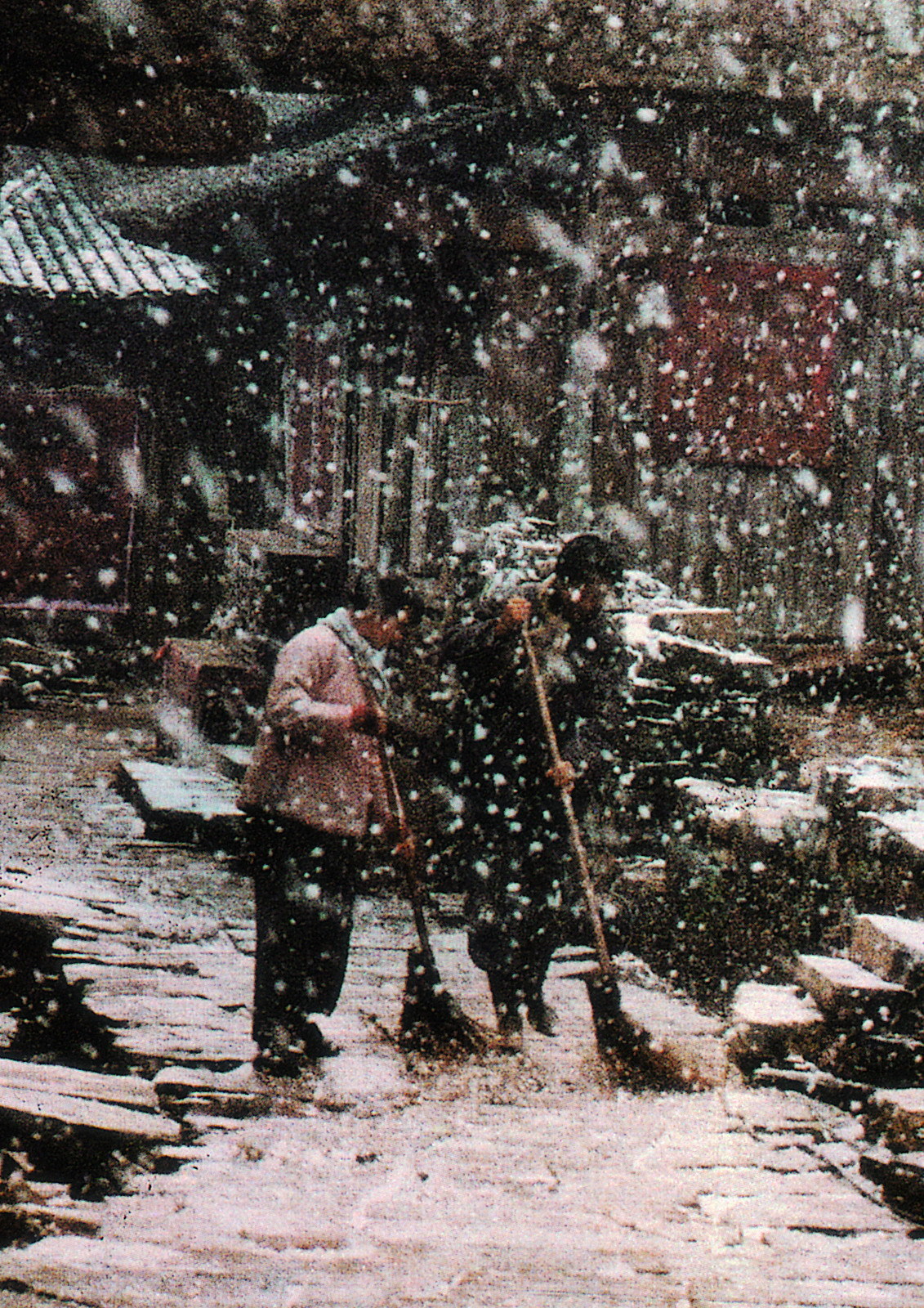 秦书田(姜文)和胡玉音(刘晓庆)顶风冒雪一起清扫大街