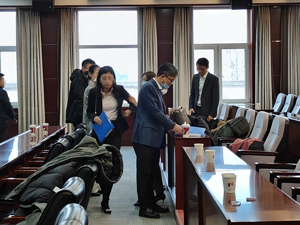 阿斯利康中国副总裁黄彬前往谈判室 财联社记者摄