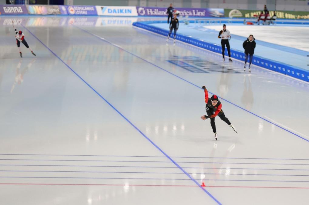 11月17日，中国选手陈翔宇（右）在国际滑联速度滑冰世界杯（北京站）女子1500米B组比赛中冲刺。新华社记者丁旭摄