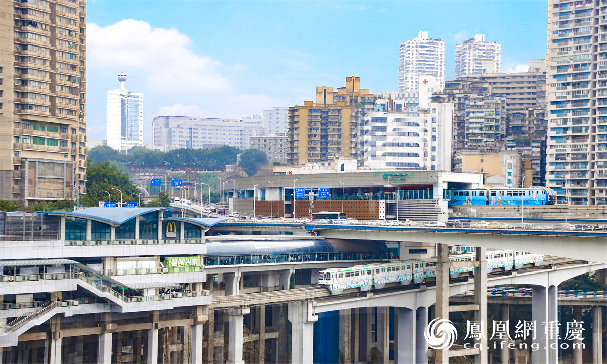 重庆轨道交通2号线和3号线列车驶过