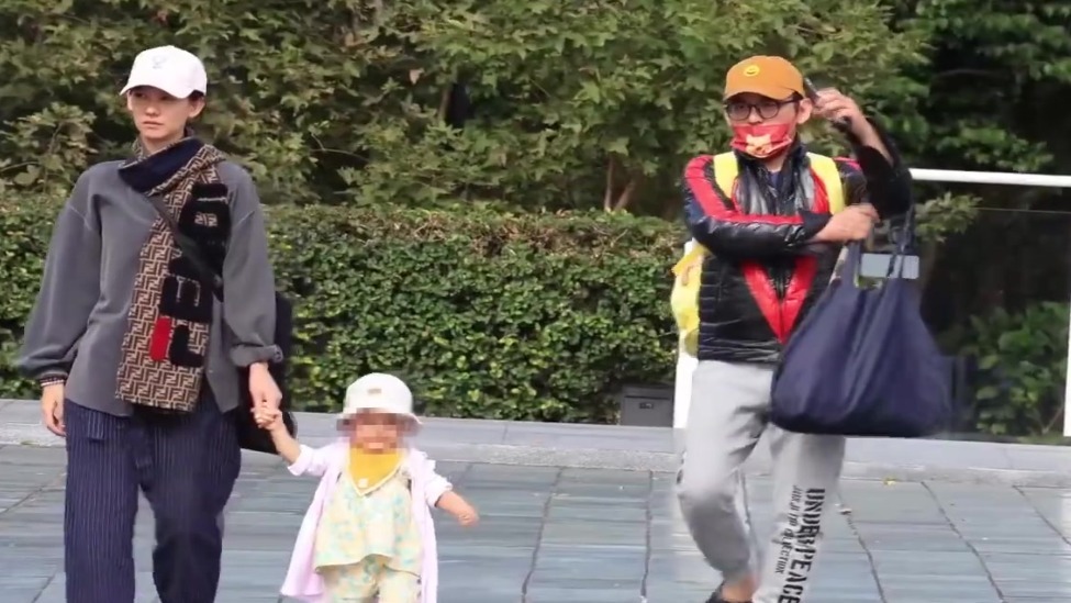 台媒曝黄子佼近况 与老婆孟耿如带女儿户外踏青