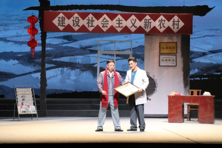 （左一为“米爹”饰演者夏禹昭，右一为“儿子”饰演者刘柱纲）