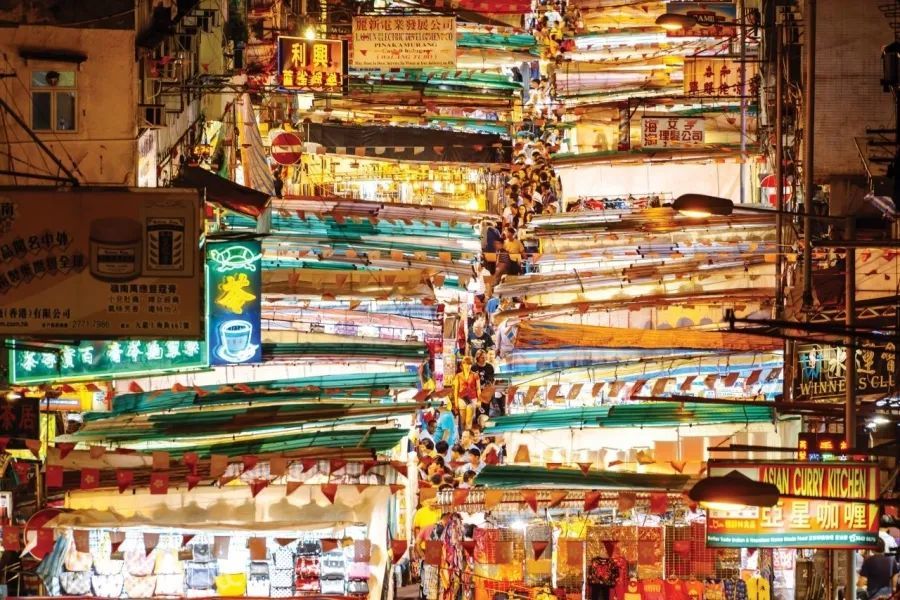 引入城管,霓虹灯牌全拆?香港议员谈内港两地管理的不同