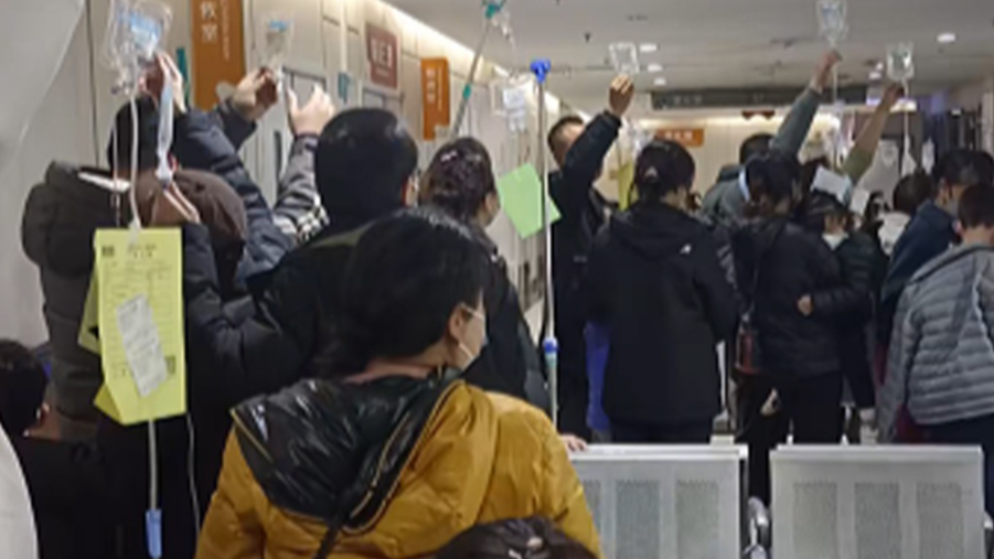 家长拍下凌晨的儿童医院，拔针也要排队