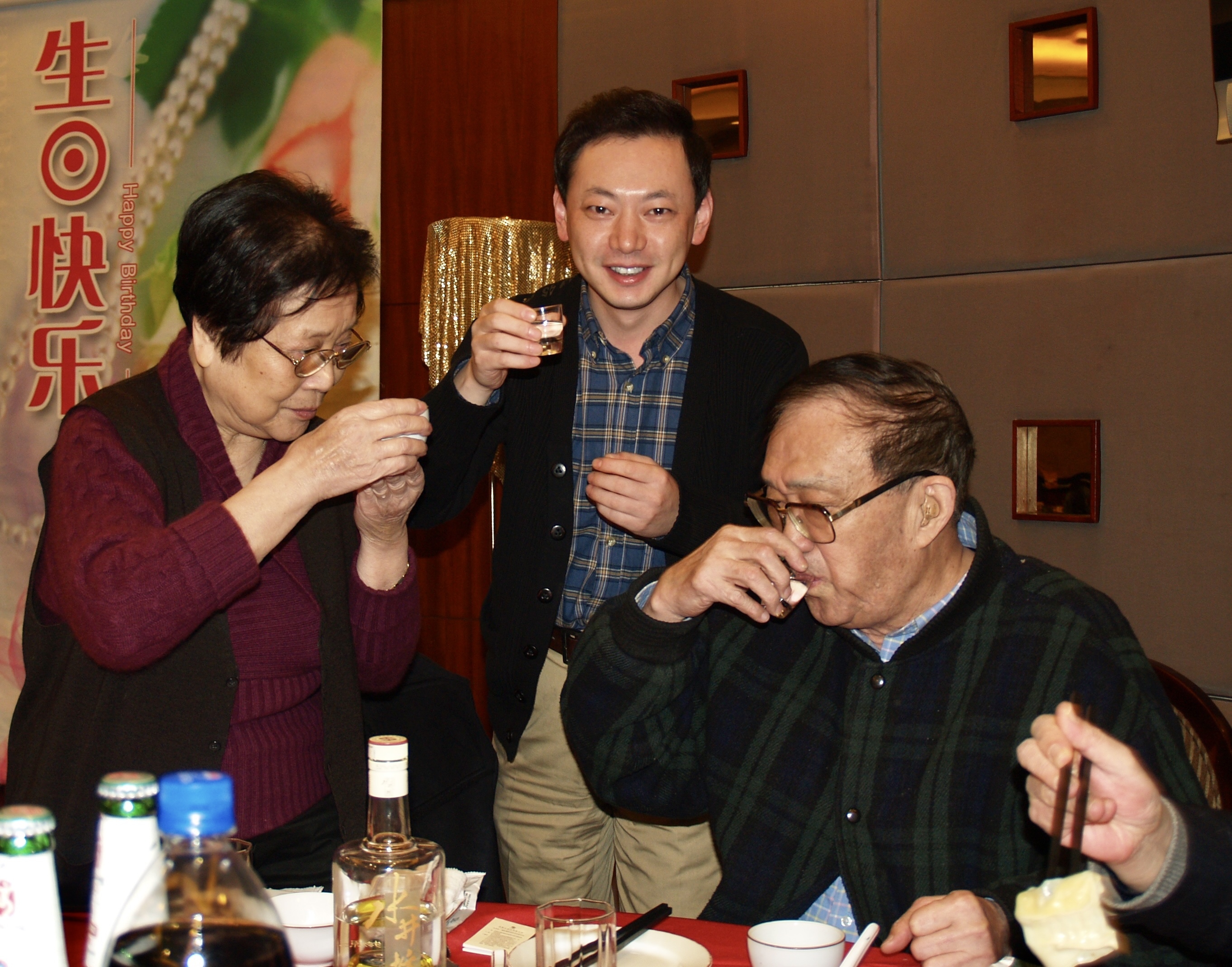 谢晋导演80大寿生日宴上,石川(中)同谢晋、徐大雯夫妇敬酒。