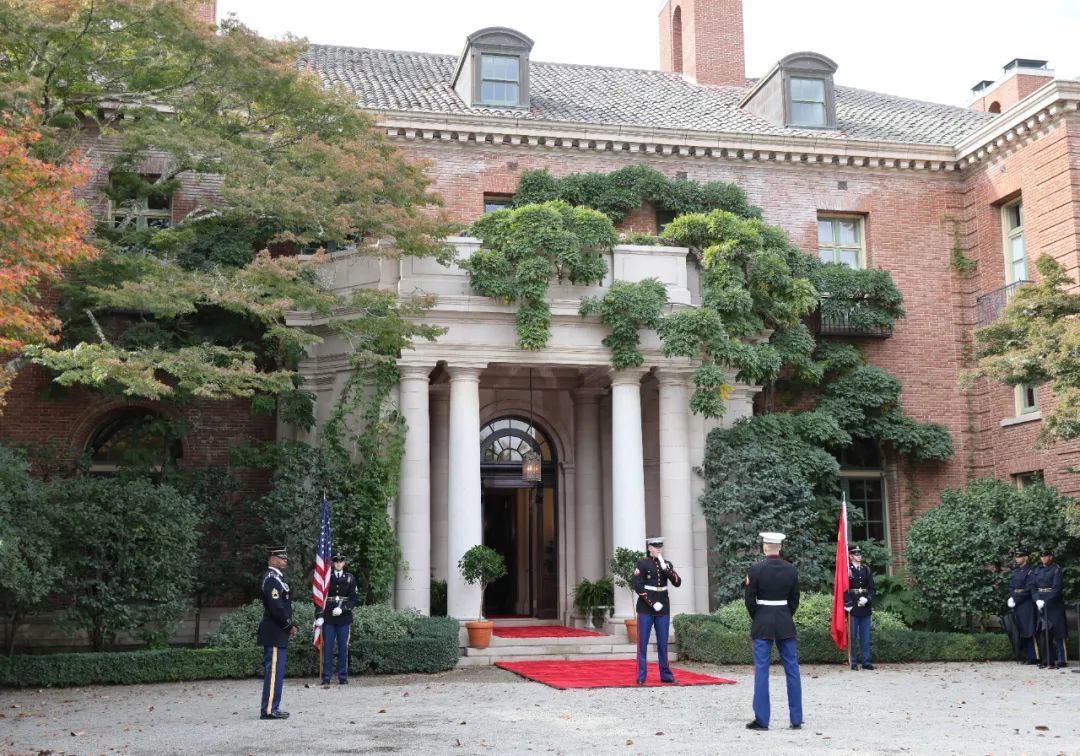 ▲ 此次中美元首会晤地点斐洛里庄园（Filoli Estate）位于旧金山市西南伍德赛德区，始建于1917年，主建筑为一英式风格楼，被誉为美国20世纪现存最精美乡村庄园之一。英文名“Filoli”是庄园第一位主人威廉·伯恩的人生信条。“Fi”代表Fight for a just cause（为正义事业而战），“Lo”代表Love your Fellow Man（爱你的伙伴），“Li”代表Live a Good Life（过好生活）。