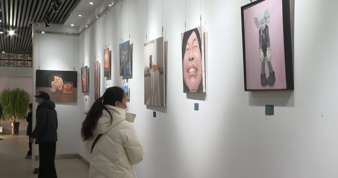 逸鹿品泉——张晨阳个人油画展在鹿泉区民俗文化馆开展