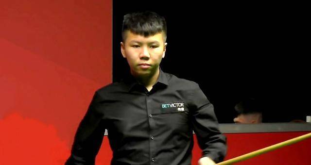周跃龙连扳五局,逆转哈马德.米亚赫,晋级斯诺克英锦赛48强