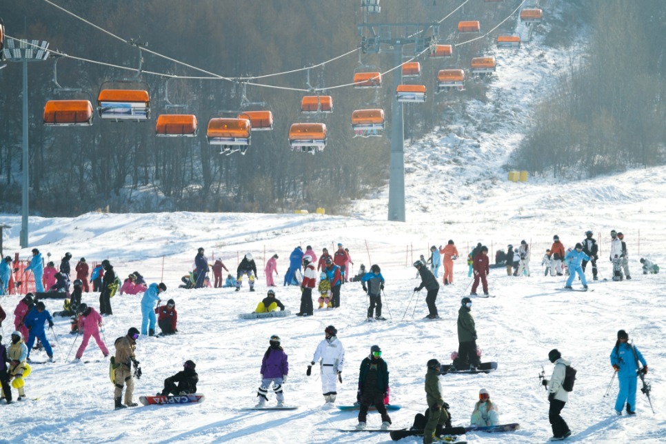 11月18日，滑雪爱好者在吉林省吉林市万科松花湖度假区滑雪。新华社记者许畅摄